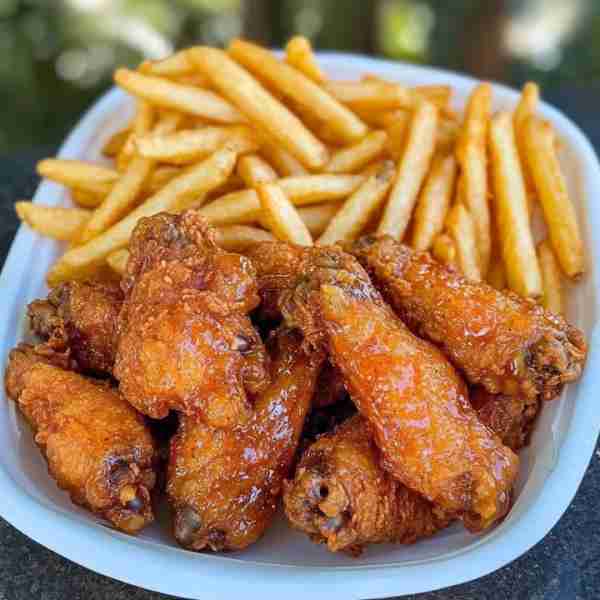 🍗 Fried Chicken Wings 🍗 Ingredients: 10-12 chicken wings (fresh or thawed) 2 cups all-purpose flou...