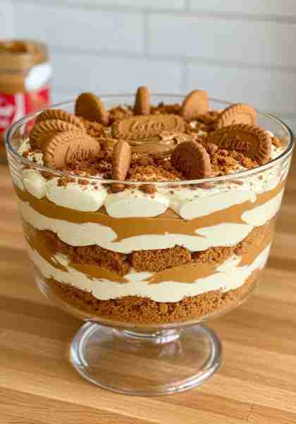 🍪 Lotus Biscoff Trifle Magic Layers of creamy vanilla pudding, fluffy whipped cream, buttery Biscof...