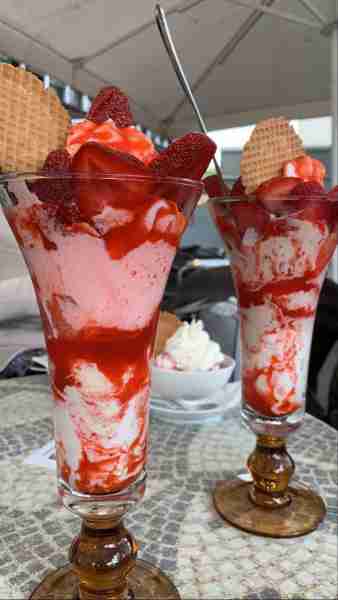 Strawberry dessert 🍓🍓