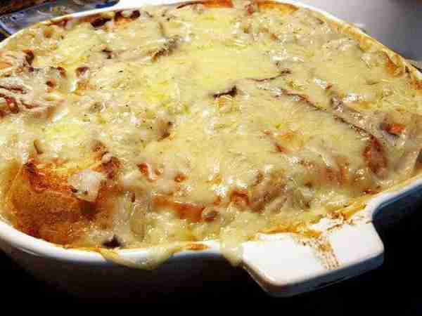 FRENCH ONION SOUP CASSEROLE 2-3 Tbs butter or margarine 3 large sweet onions or 4 medium white or ye...