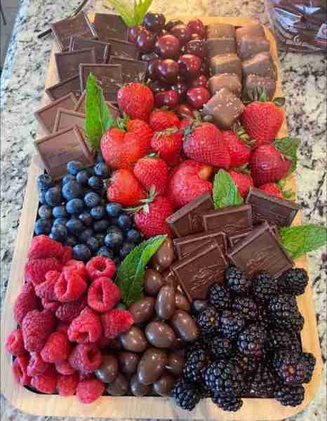FRUIT AND CHOCOLATE TRAY 🍫🍓 *source unknown