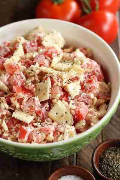 TOMATO CRACKER SALAD! 🍅 If you love the flavors of the classic tomato sandwich, then chances are yo...