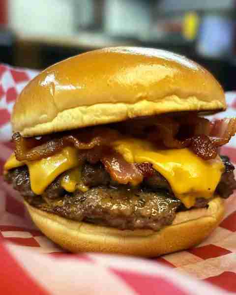 Loaded Bacon Cheeseburger Sliders Ingredients: 1 lb ground beef 1 teaspoon salt ½ teaspoon black pep...