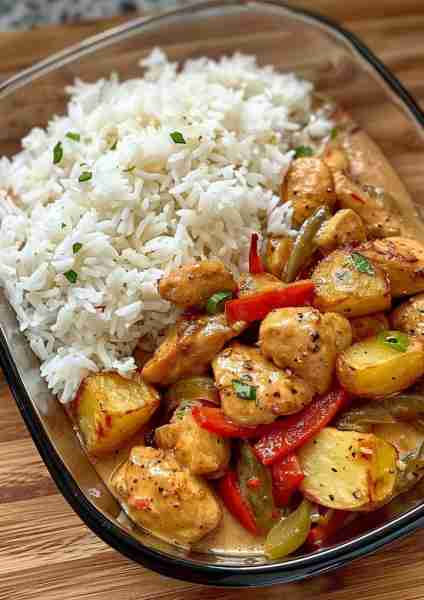 🥥 This Coconut Garlic Chicken Stir-Fry with Crispy Potatoes is a flavorful, creamy dish that perfec...