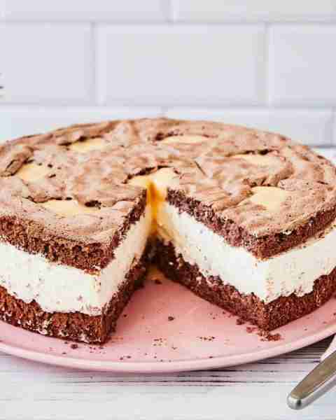 Easter cake with eggnog 🐣 With recipe 📌 Little bunnies cut out of sponge cake decorate this Easter...