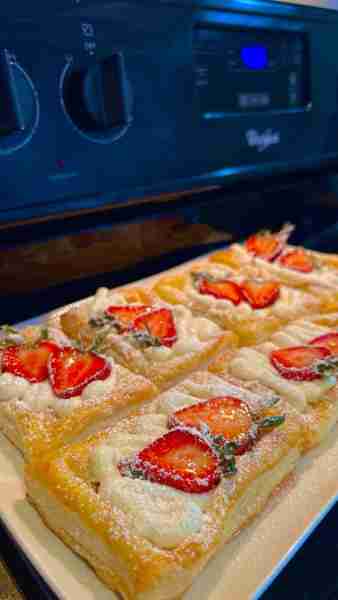 Strawberry puff pastry 🥰