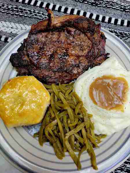 Grilled steak, mashed potatoes and gravy, French cut green beans and honey butter biscuits 😋