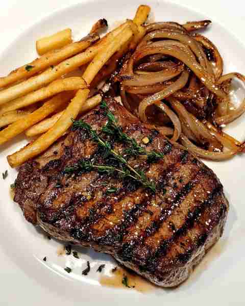 WOULD YOU EAT THIS STEAK WITH FRENCH ONIONS AND FRENCH FRIES Here’s a detailed recipe for Steak with...