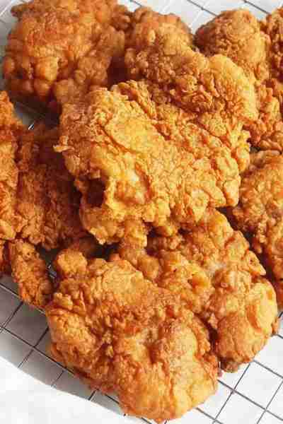Southern-style Crispy Fried Chicken Ingredients: For the Chicken: 4 chicken pieces (drumsticks, thi...