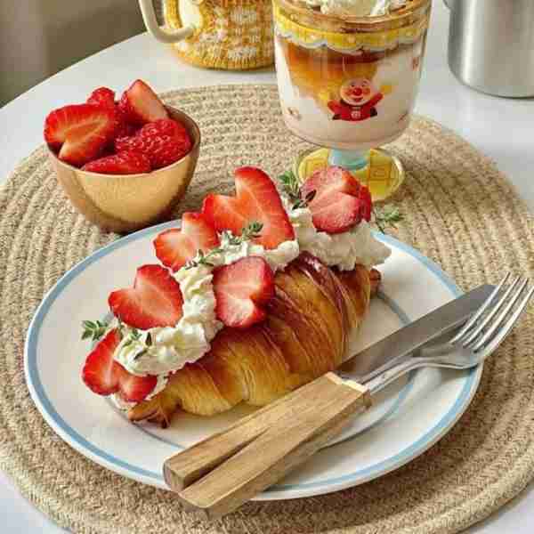 Strawberry croissant 🥐 🍓