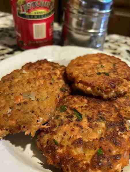 Southern Fried Salmon Patties - OMG😱 DON'T LOSE THIS😋 Ingredients: 1 (14 3/4 ounce) canned salmon...