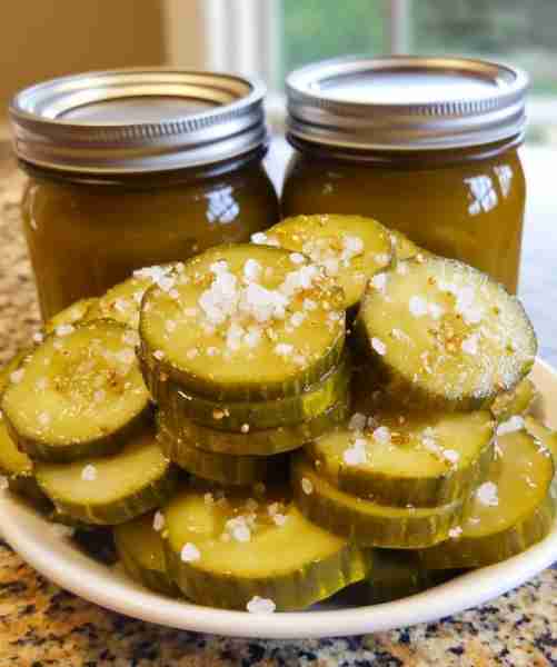 Crunchy Amish Refrigerator Pickles 🥒❄️ Ingredients: 6 cups sliced cucumbers 1 cup sliced onions 1 ½...