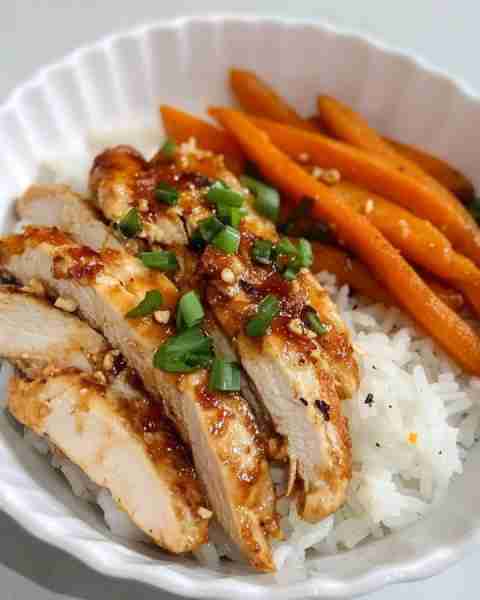 A sweet and spicy dinner win that’s clean, simple, and loaded with flavor! 📝 Ingredients : 1 chicke...