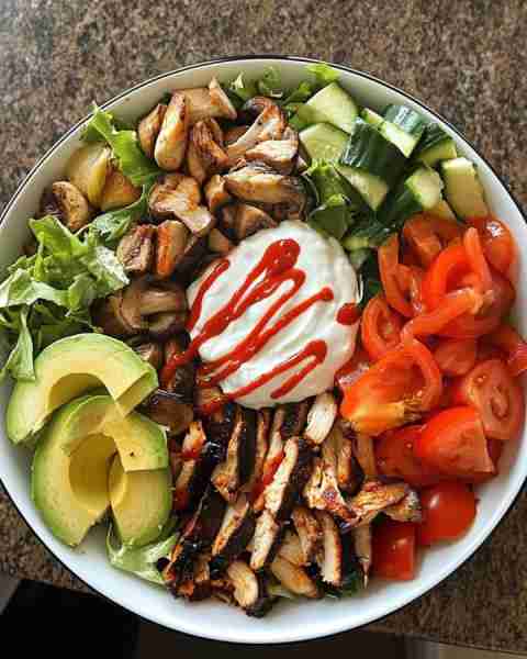 Loaded Chicken & Veggie Power Bowl 🥑🍗 This nutrient-packed bowl is a total meal prep win every tim...