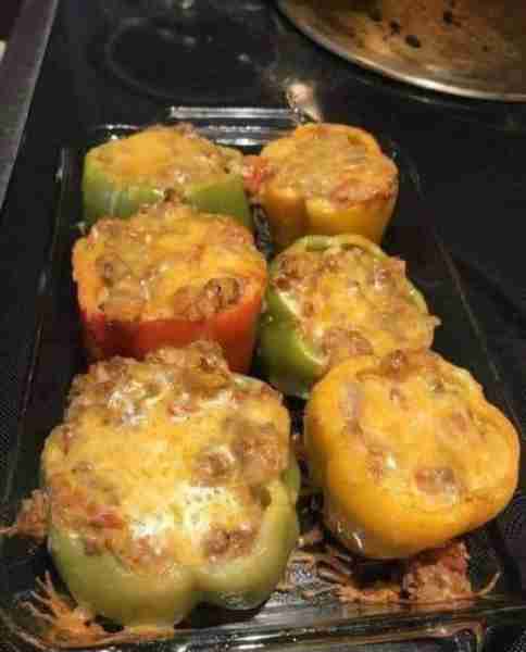 DOES ANYONE HERE ACTUALLY EAT ”STUFFED GREEN PEPPERS 😋😍 Ingredients: 6 medium green peppers 1 lb g...