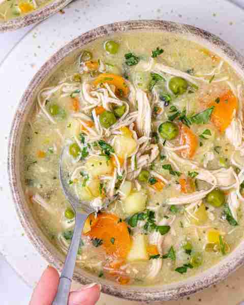 My weekly #mealprep would not be complete without this Chicken Pot Pie Soup! 🥣🥕🧅 Chicken pot pie...