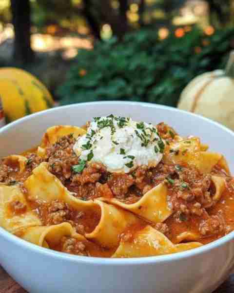 Lasagna Soup 🍲🍝 A comforting, hearty soup filled with all the classic lasagna flavors—ground beef,...
