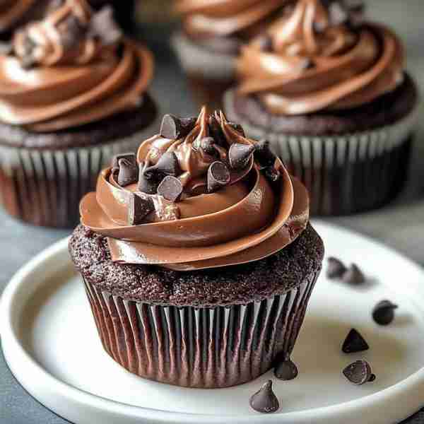 🍫 Fudge Chocolate Cupcakes 🧁✨ Ultra-moist, intensely chocolatey cupcakes crowned with a silky fud...