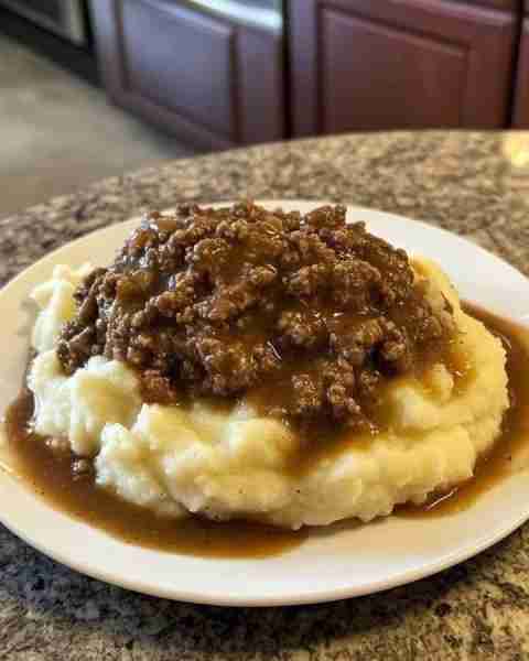 WOULD YOU EAT THIS GROUND BEEF AND GRAVY OVER MASHED POTATOES 🥔🥩 Ingredients: For the Ground Beef...