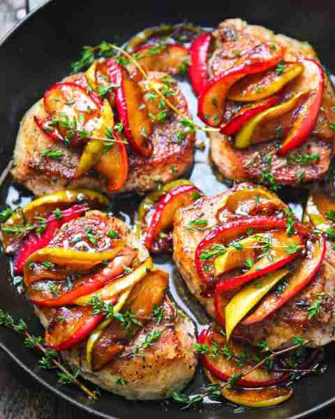 Pan-Seared Pork Chops with Caramelized Apples.🍏🍎