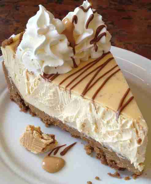 Elegant White Chocolate Peanut Butter Cheesecake 😍🥜🤍 Ingredients: 2 cups graham cracker crumbs 1/...