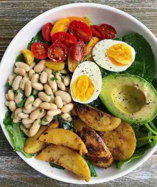 Balanced lunch idea that will be sure to keep you satisfied. Baby kale with olive oil, lemon juice...