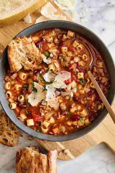 Slow Cooker Olive Garden Pasta e Fagioli - Everyone's FAVORITE Olive Garden soup made so easily in t...