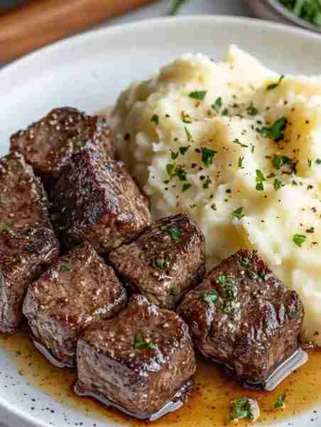 Garlic Butter Steak Bites & Mash 🥩🧈 Juicy, tender, and drenched in garlicky goodness! 📝 Ingredien...