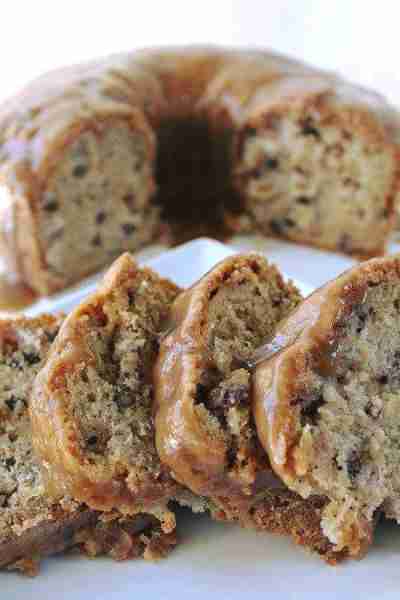 APPLE PECAN CAKE WITH CARAMEL GLAZE Ingredients: 1½ cups of cooking oil 2 cups sugar 4 Eggs 3 cups...