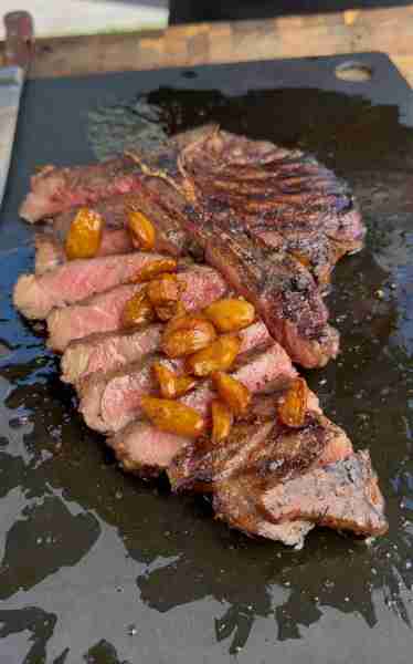 Steak with roasted garlic 🤩