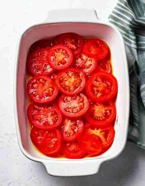 Put fresh sliced tomatoes in casserole. 2 ingredients later: A quick Italian bake. Full recipe 👇 💬
