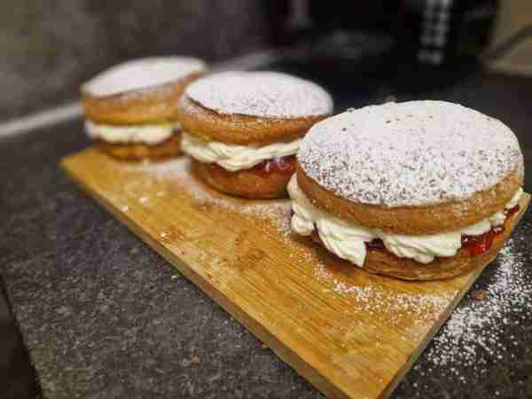 Victoria sponge cake Thank you for the recipe Recipe 225g plain flour 225g soft butter 225g sugar 4...