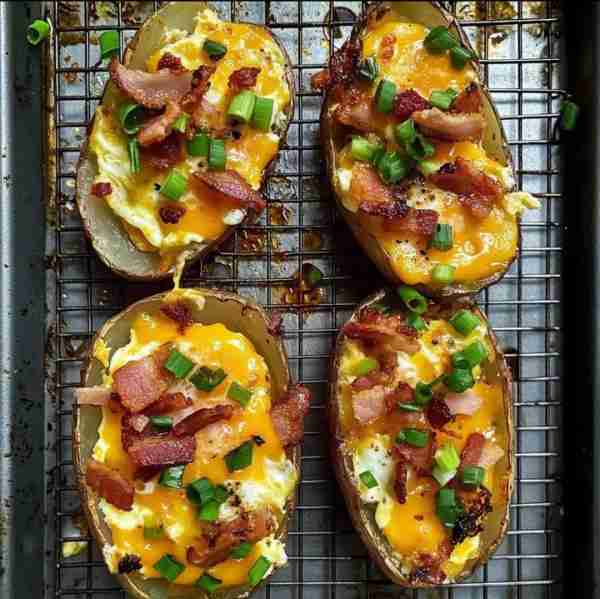 Loaded Breakfast Potato Skins Ingredients: • 3 large russet potatoes • 1 tbsp olive oil • Salt & bla...