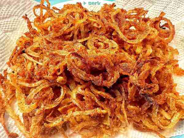Air fryer crispy fried onions Ingredients: 1 large onion, thinly sliced 1 tablespoon olive oil or co...