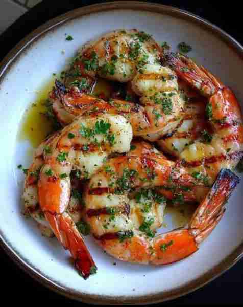 Gambas Grillées au Beurre d’Ail et Persil 🍤🧈🌿 Ingrédients : 12 grosses gambas (ou crevettes géant...