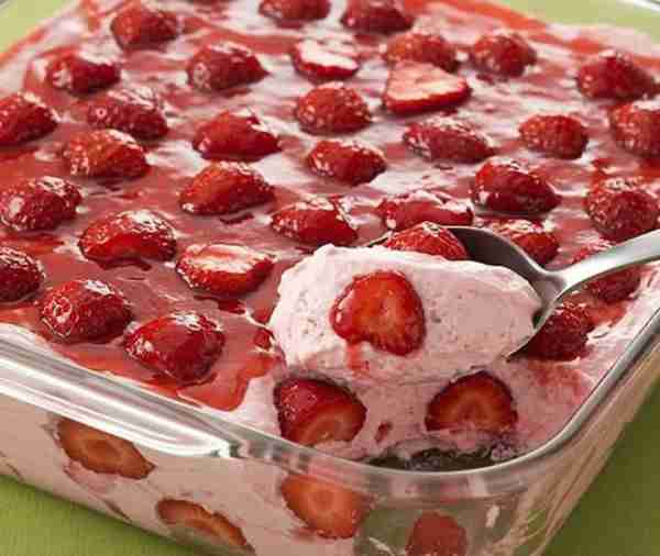 Strawberry Mousse Cream Ingredients: 500 g fresh strawberries 200 ml heavy cream 100 g sugar 3 gelat...