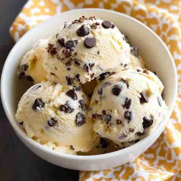 Chocolate Chip Cookie Dough Ice Cream 🍦🍪 Ingredients - 2 cups heavy cream - 1 cup whole milk -...
