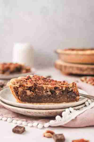 This Bourbon Chocolate Pecan Pie is a Southern classic with a bold twist 🥧✨ Rich caramel filling,...