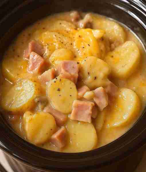 Slow Cooker Ham & Potato Au Gratin 🥔🧀 Ingredients: 4 cups sliced potatoes (peeled or unpeeled) 2 c...