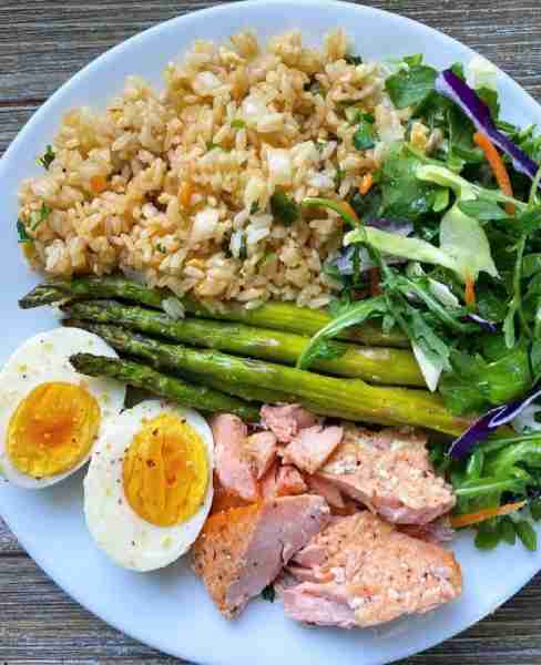 Lunch leftovers for dinner! Flaked baked salmon 🐟, fried rice 🍚, asparagus, arugula cabbage slaw m...