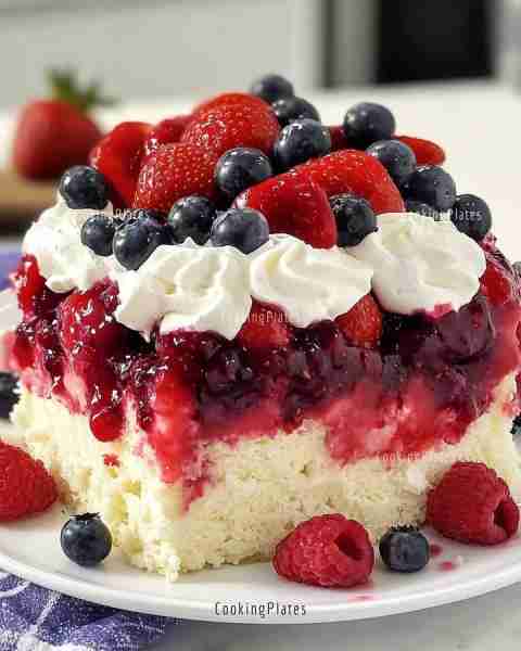 🍓 Summer Berry Poke Cake 🍓 A Bright & Fruity No-Fuss Dessert for Hot Summer Days! Ingredients: Cak...