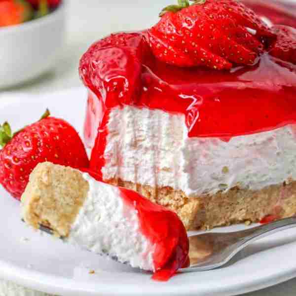 🍓 No Bake Strawberry Cheesecake Delight! 🍓 🍓 Simple ingredients make this everything you want fro...