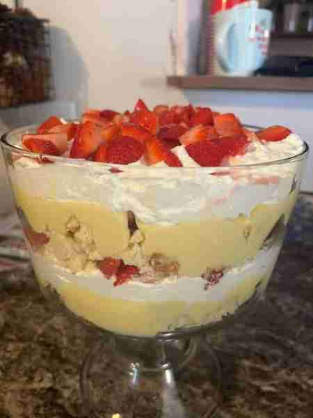 Strawberry shortcake trifile dessert! 😋 1-2 containers of fresh strawberries 1 quart of heavy whipp...