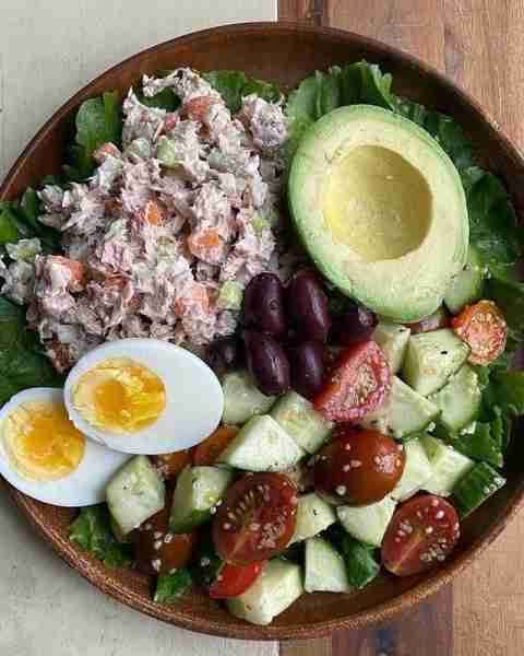 Protein-Packed Avocado Tuna Salad 🥗🐟🥑🥚🍅🥒🫒 Ingredients: 🥬 Leafy greens (base) 🐟 Tuna salad (...