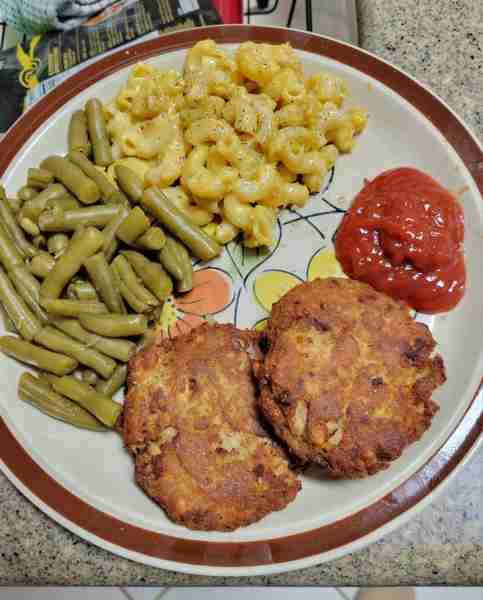 Salmon patties, macaroni and cheese with green beans for Supper tonight. Also had cornbread.