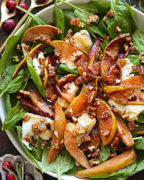 Pear Spinach Salad with Goat Cheese, Pecans, and Honey-Lemon Dressing. 🍐🍋