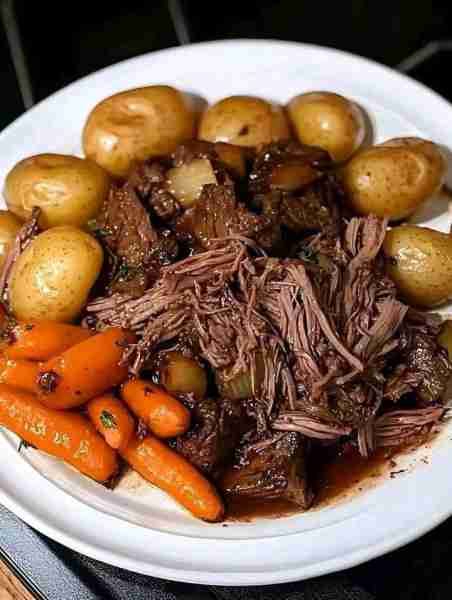 Slow Cooker Pot Roast with Vegetables 🥩🥕! A classic, hearty dish perfect for a cozy family dinner!...