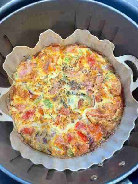 FRITTATA! 😋 3 eggs - chopped bell peppers - diced red onion chopped smoked bacon - grated cheese -...