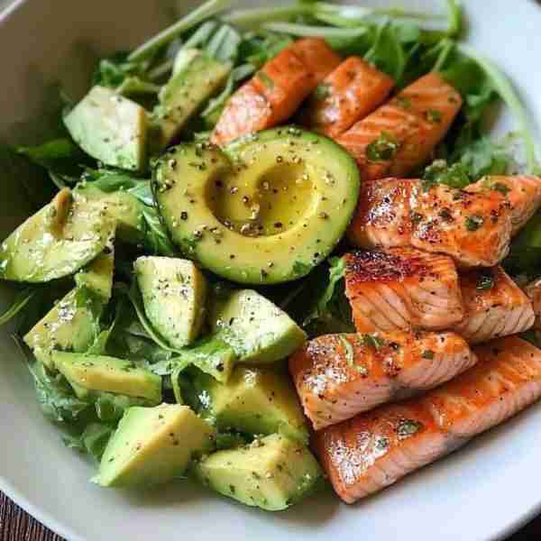 Grilled Salmon & Avocado Salad 🥑🐟🥗🍋 Ingredients: 1 salmon fillet, grilled and sliced 1 ripe avoc...