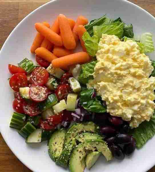 Egg Salad Power Bowl 🥗🥚🥑🥕🍅 Ingredients: 1 cup chopped romaine lettuce 1/2 cup egg salad (boiled...
